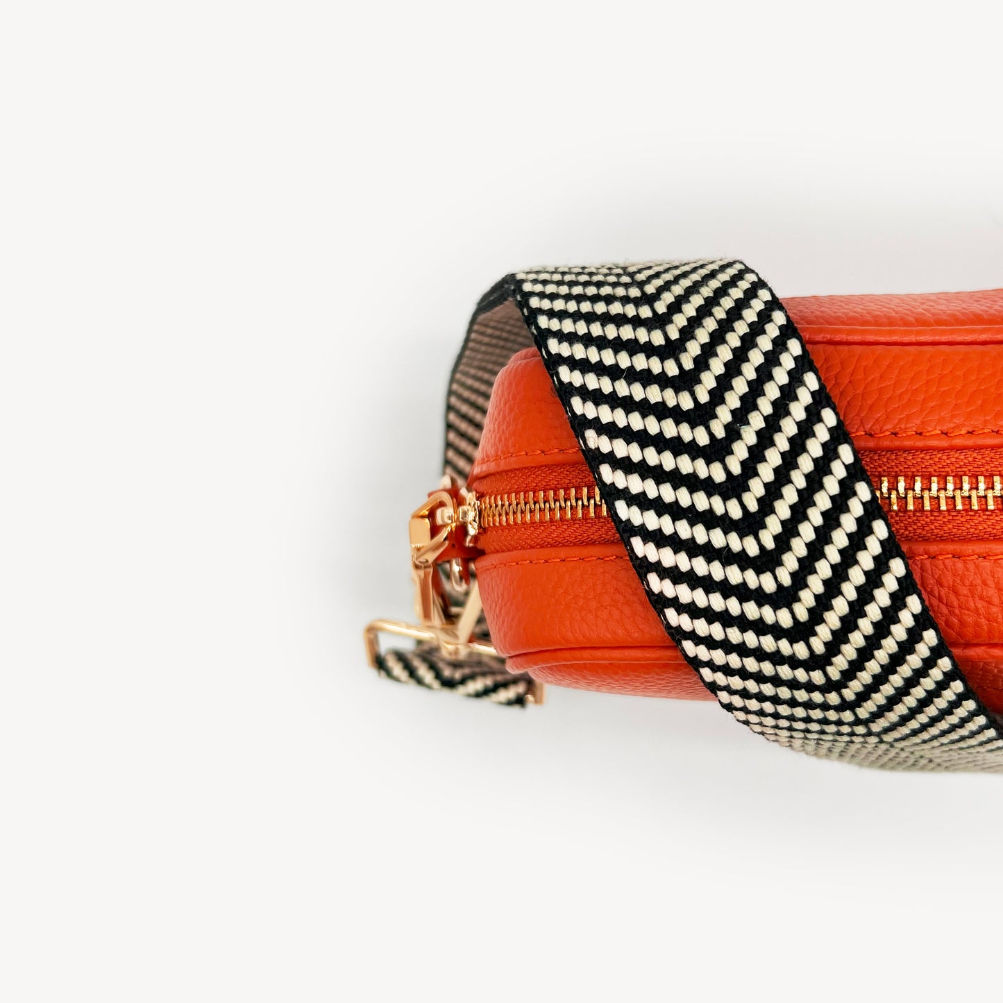 Correa elegante en negro y blanco con diseño chevron