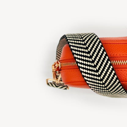 Correa elegante en negro y blanco con diseño chevron