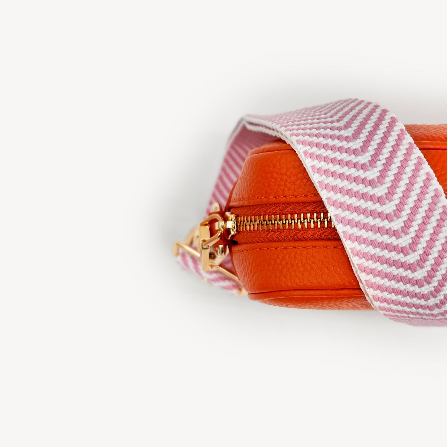 Correa elegante en rosa pálido y blanco con patrón chevron