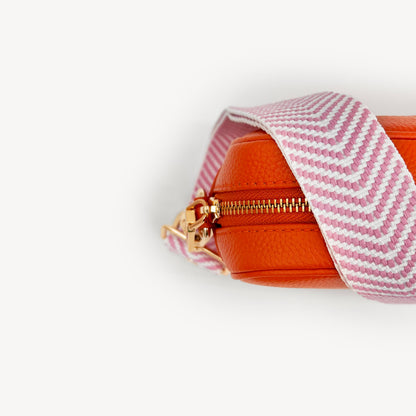 Correa elegante en rosa pálido y blanco con patrón chevron