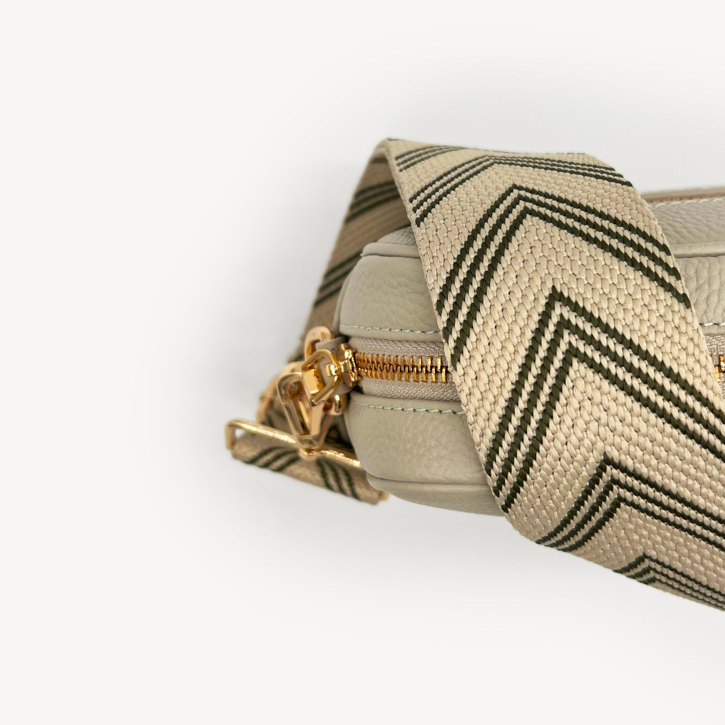 Correa de flecha en verde oliva y piedra — Boho-Chic, accesorio llamativo