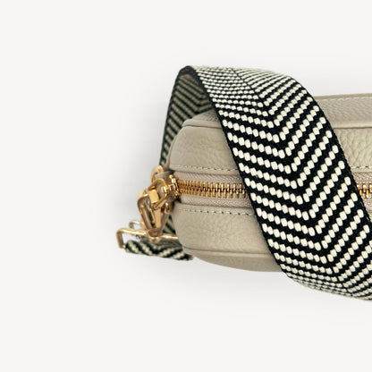 Correa elegante en negro y blanco con diseño chevron